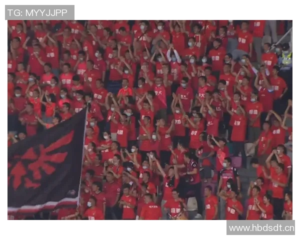 中国球迷组最大助威团全场齐声呐喊场面震撼点燃赛事激情